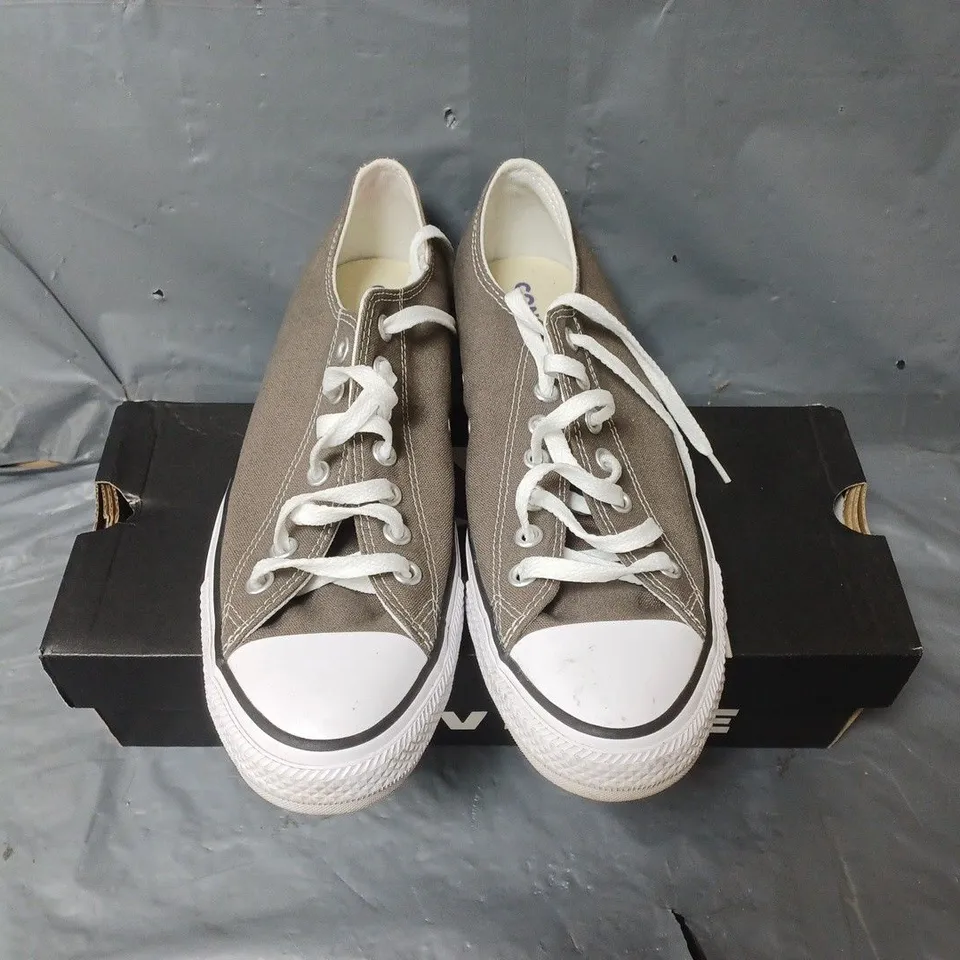 BOXED PAIR OF CONVERSE CHUCK TRAINERS - UK SIZE 8.5