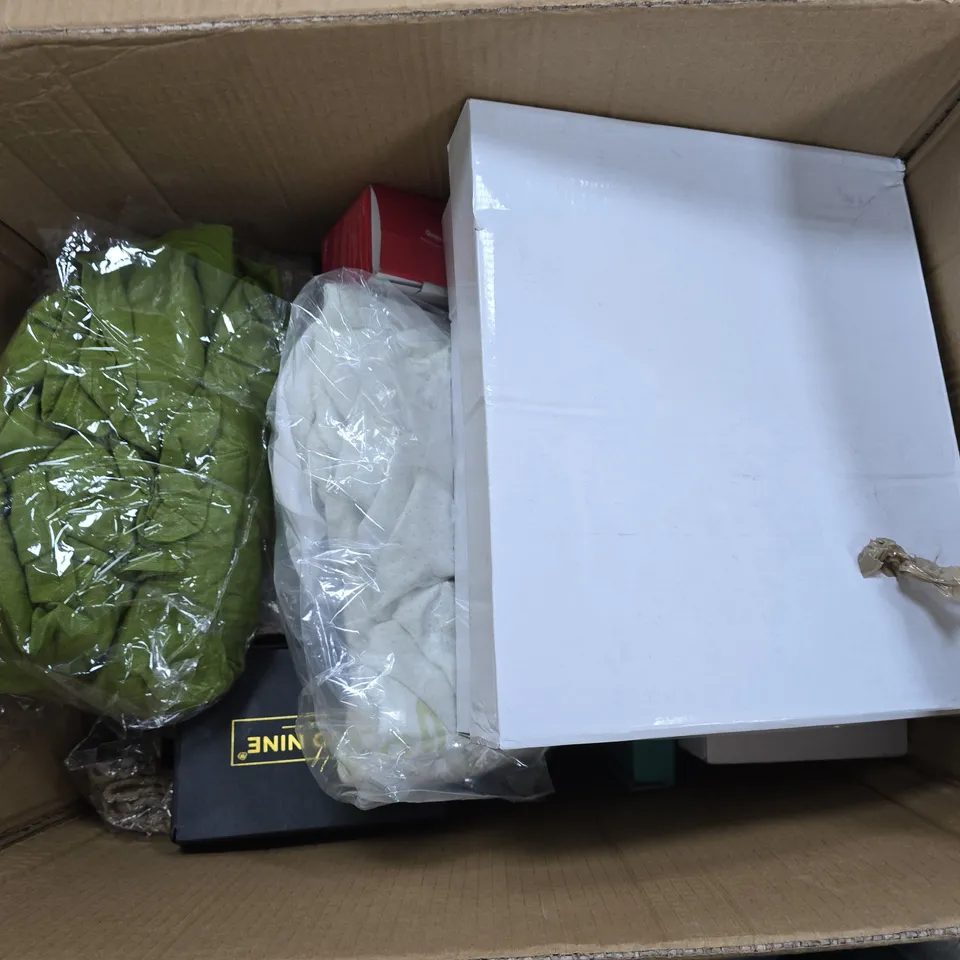 APPROXIMATELY 15 ASSORTED ITEMS TO INCLUDE BOOTS, INSTYLER DRYER, WIRELESS CAR CHARGER, ETC