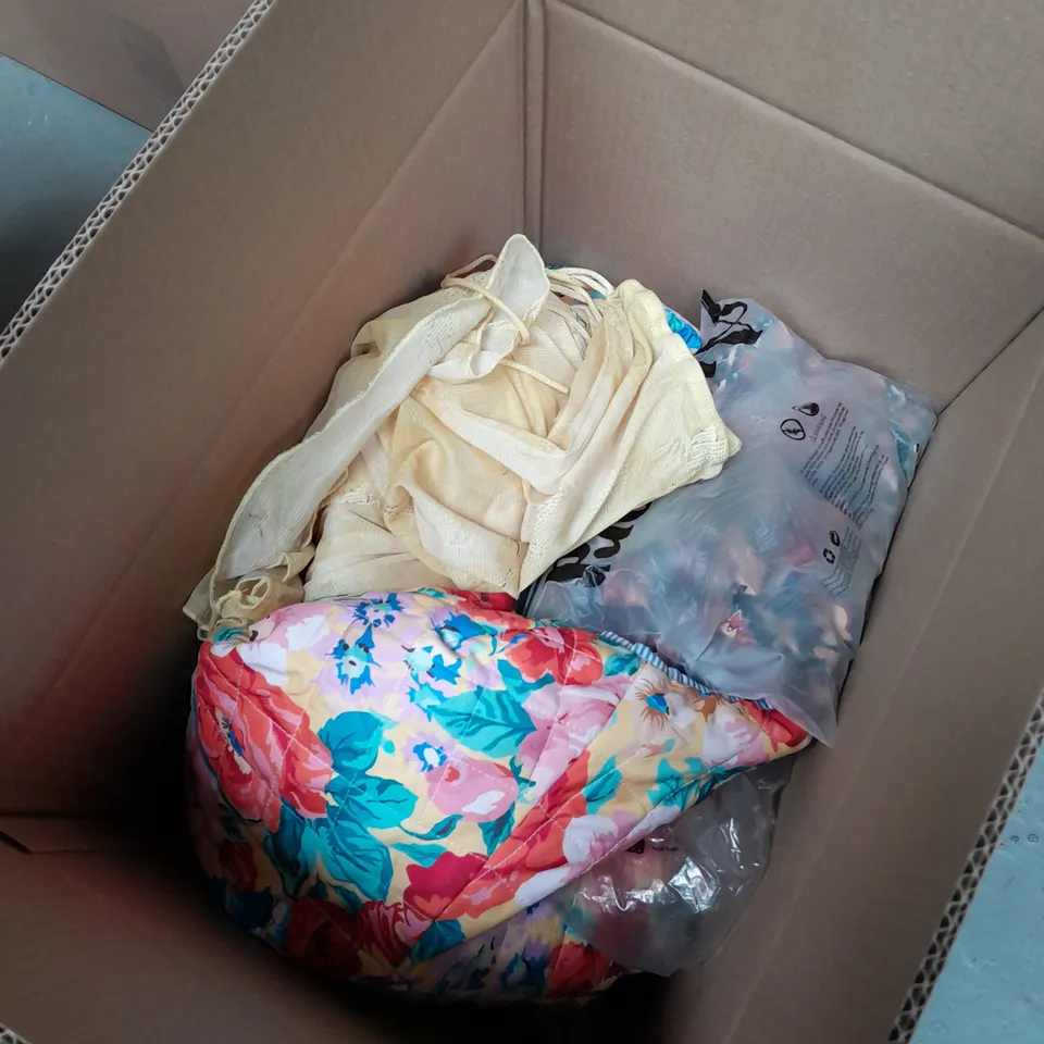 BOX OF APPROX 10 X ASSORTED CLOTHING ITEMS TO INCLUDE; DRESSES, SOCKS ETC 