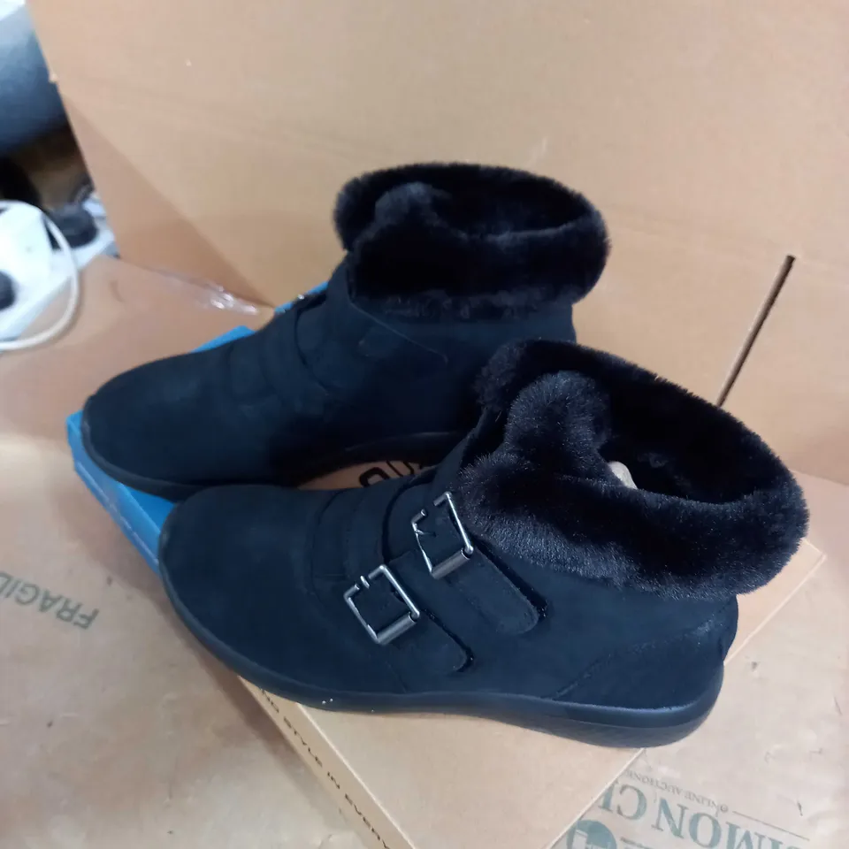 SKETCHERS ON THE GO WINTER FLING BOOT SIZE 6.5