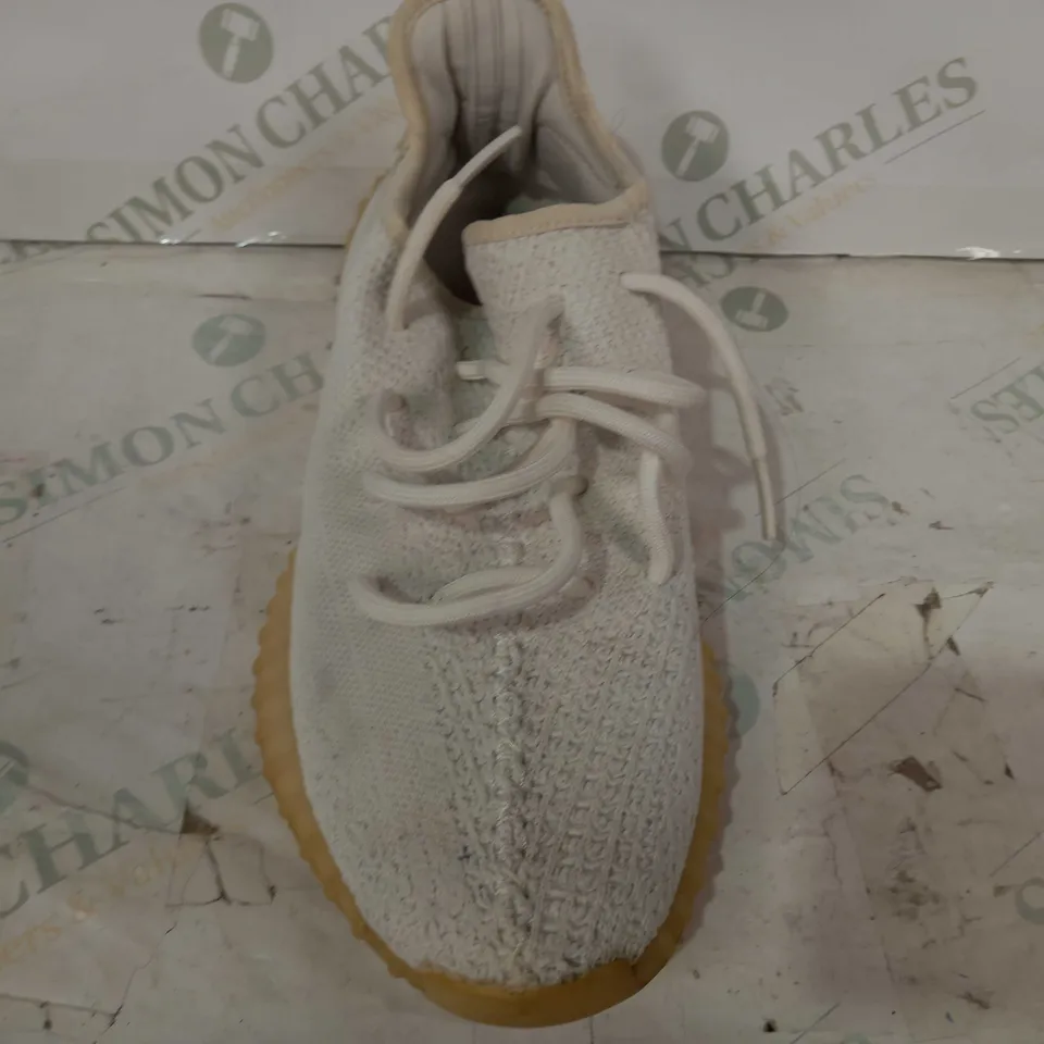 BOXED PAIR OF YEEZY BOOST 350 V2 SHOES IN WHITE UK SIZE 7.5