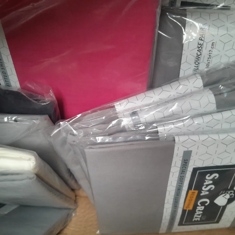 BOX OF APPROXIMATELY 15 ASSORTED SASA CRAZE BEDDING ITEMS TO INCLUDE PILLOWS AND SHEETS IN VARIOUS COLOURS