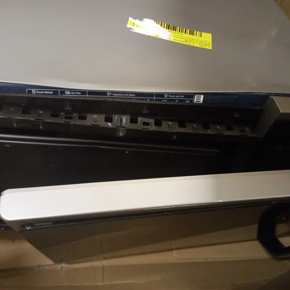 SAMSUNG SILVER/BLACK MICROWAVE