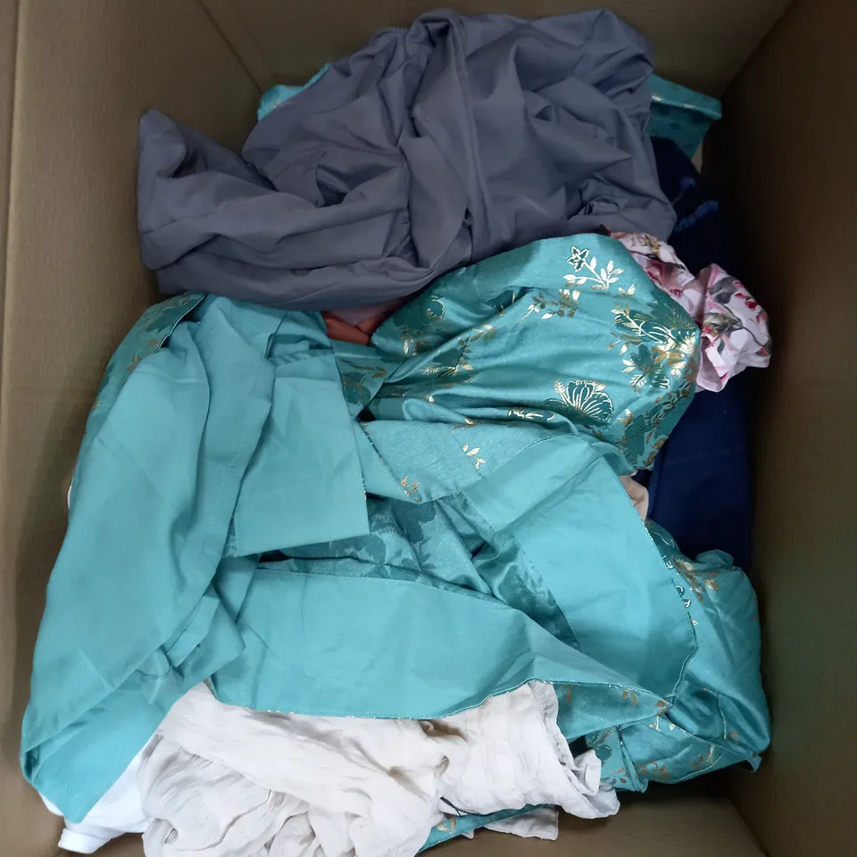 BOX OF APPROXIMATELY 20 ASSORTED CLOTHING PRODUCTS IN VARIOUS SIZES TO INCLUDE JACKETS, SPORTS SHIRTS, SHORTS ETC 