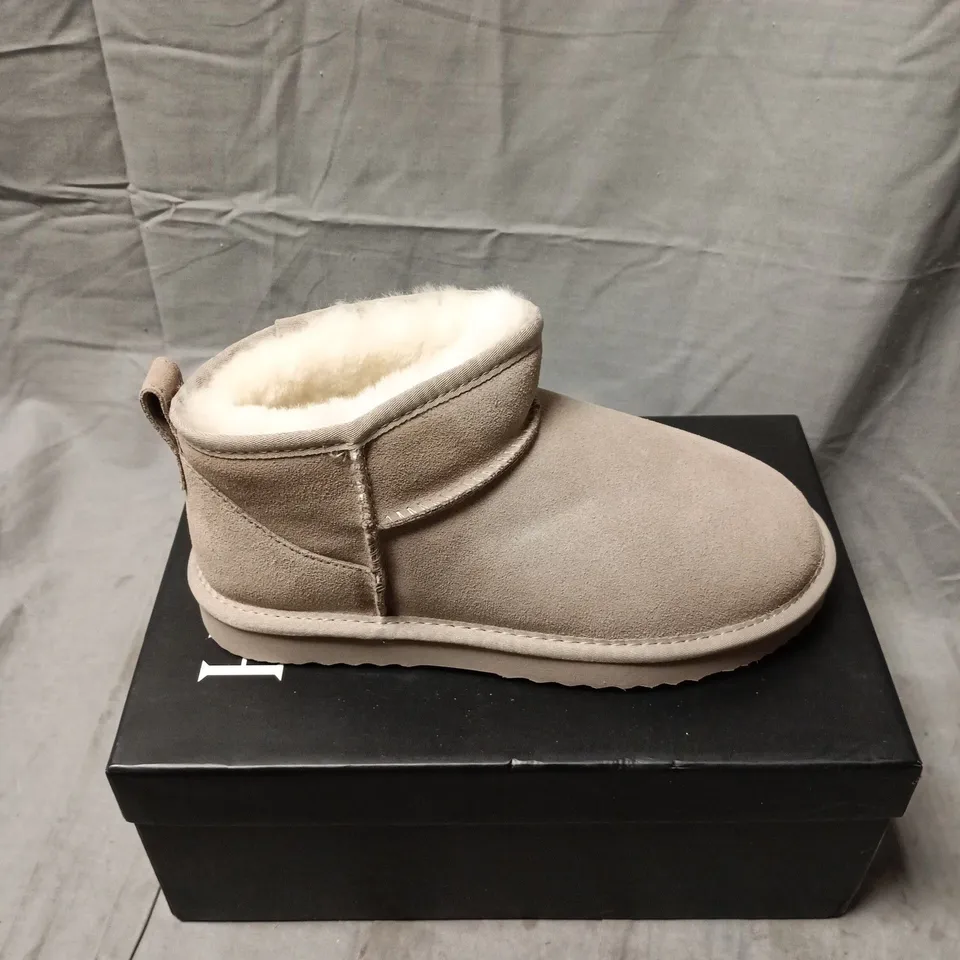 HUSH BEIGE SUEDE ANKLE BOOTS WITH WHITE SHEARLING LINING – SIZE 39 BOXED