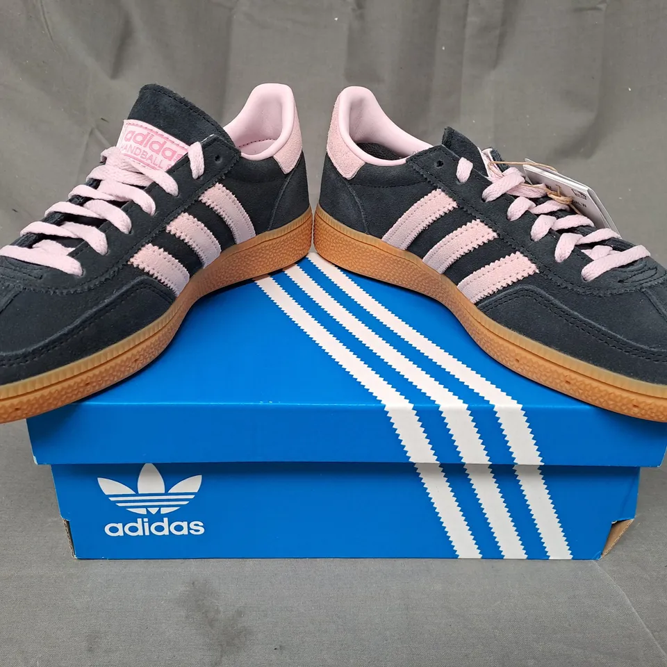 BOXED PAIR OF ADIDAS HANDBALL SPEZIAL W SHOES IN COAL/PINK UK SIZE 4