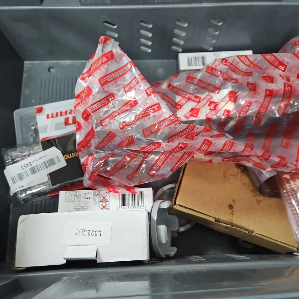 TOTE OF APPROXIMATELY 8 ASSORTED ITEMS TO INCLUDE - SRAM 11 SPEED CHAIN , CHAIN LOCK ETC