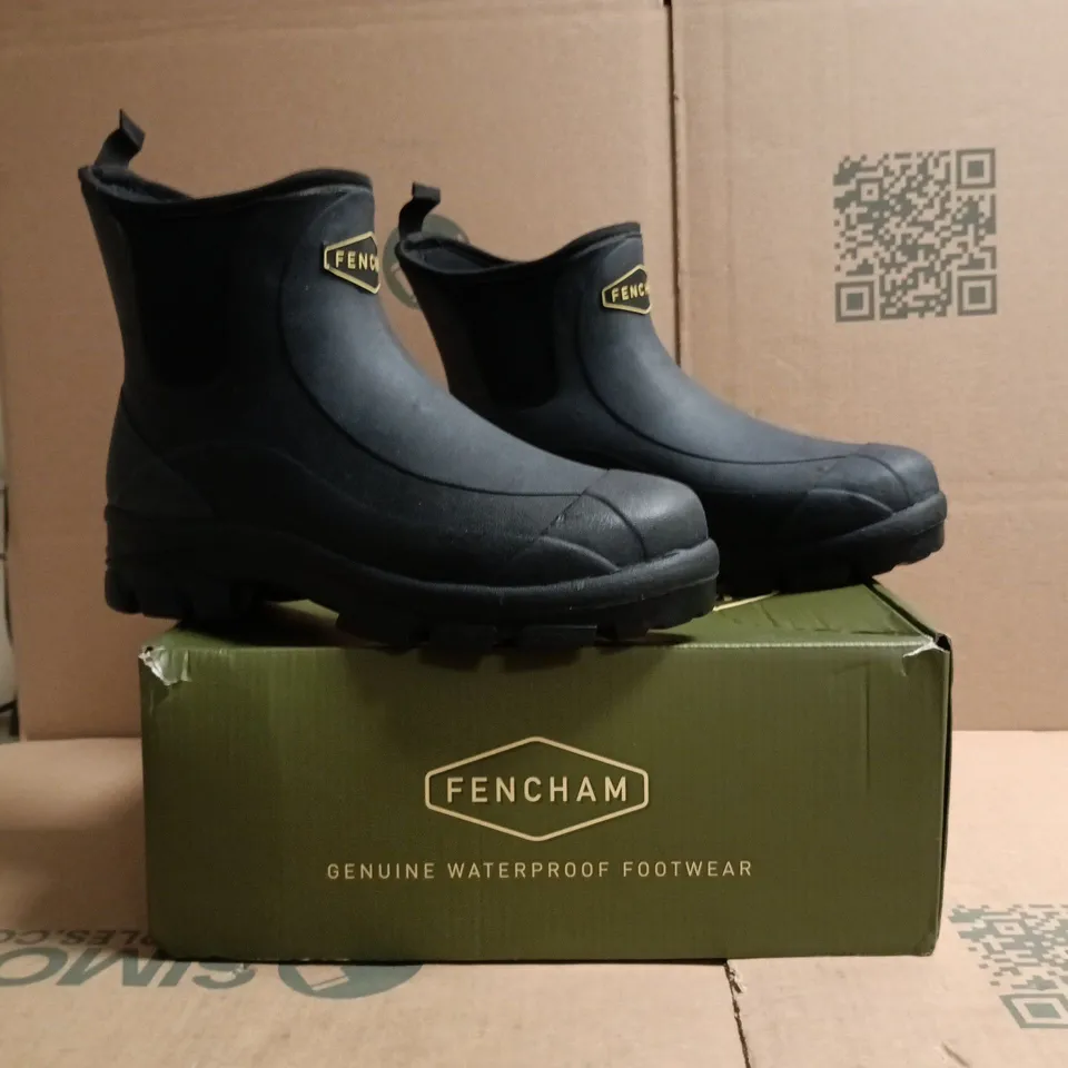 BOXED PAIR OF FENHAM ARMOT NEOPRENE WELLINGTON ANKLE BOOTS IN BLACK SIZE UK 9