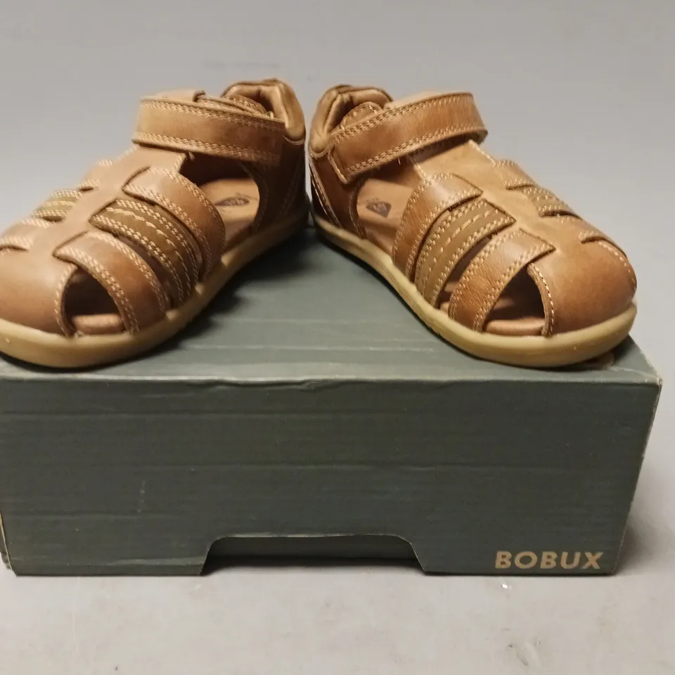 BOXED PAIR OF BOBUX KIDS SANDALS IN CARAMEL EU SIZE 26