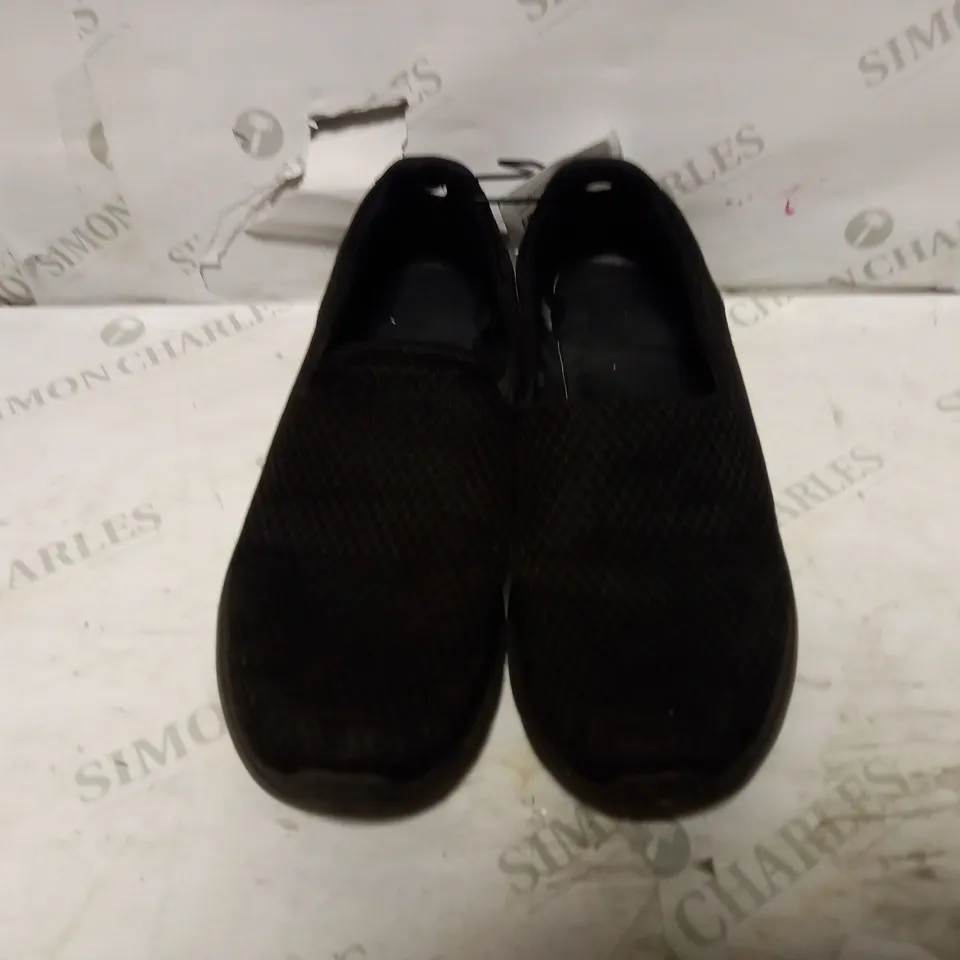 SKECHERS SLIP ON TRAINER IN BLACK - UK 11