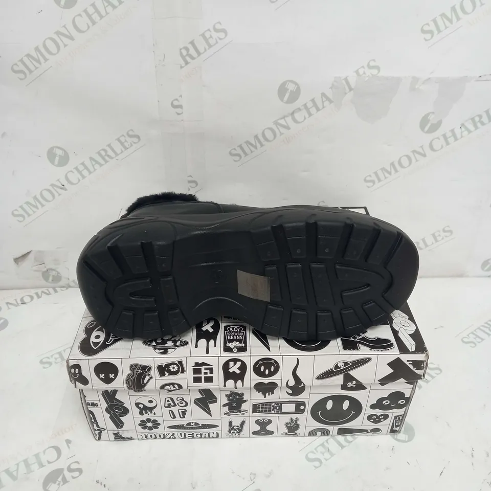 BOXED PAIR OF KOI FOOTWEAR FLUFFY BLACK STRIKER BUBBLE TRAINER IN BLACK - SIZE 5
