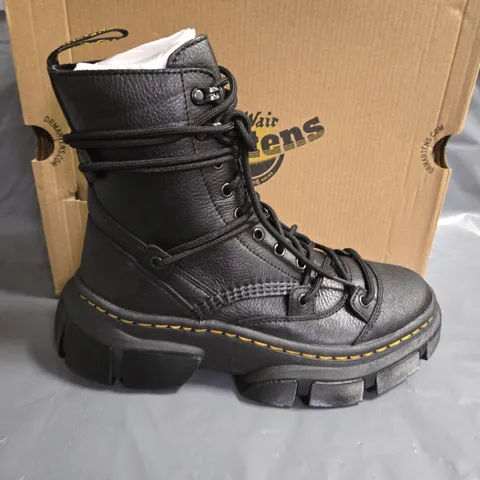 BOXED DR MARTENS DMXL LACE BOOTS IN BLACK - UK 6.5