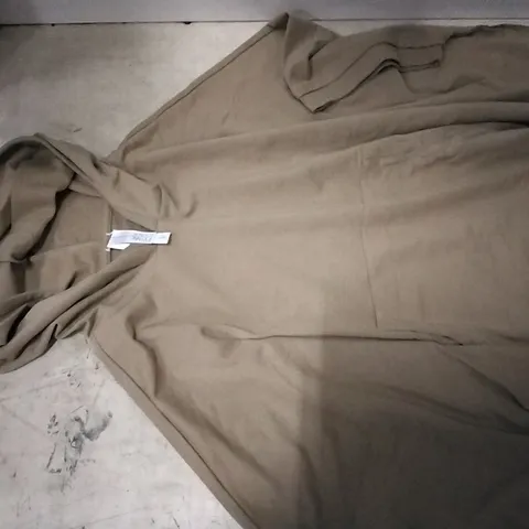 BOX CONTAINING WYNNE LOUNGE PONCHO HOODIE , SIZE L , 11 PCS