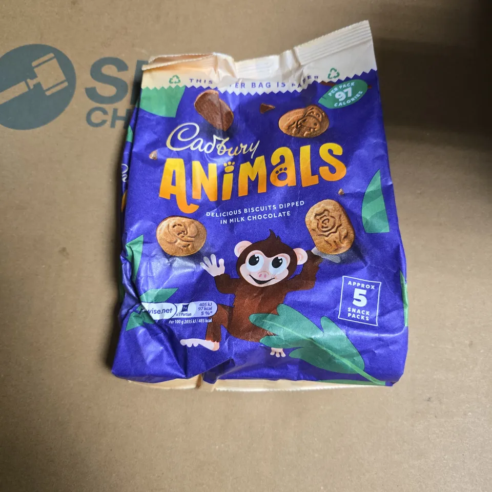 APPROXIMATELY 8 ASSORTED FOOD ITEMS INCLUDING COCO POPS CHOCOLATE BARS AND CADBURY ANIMALS 