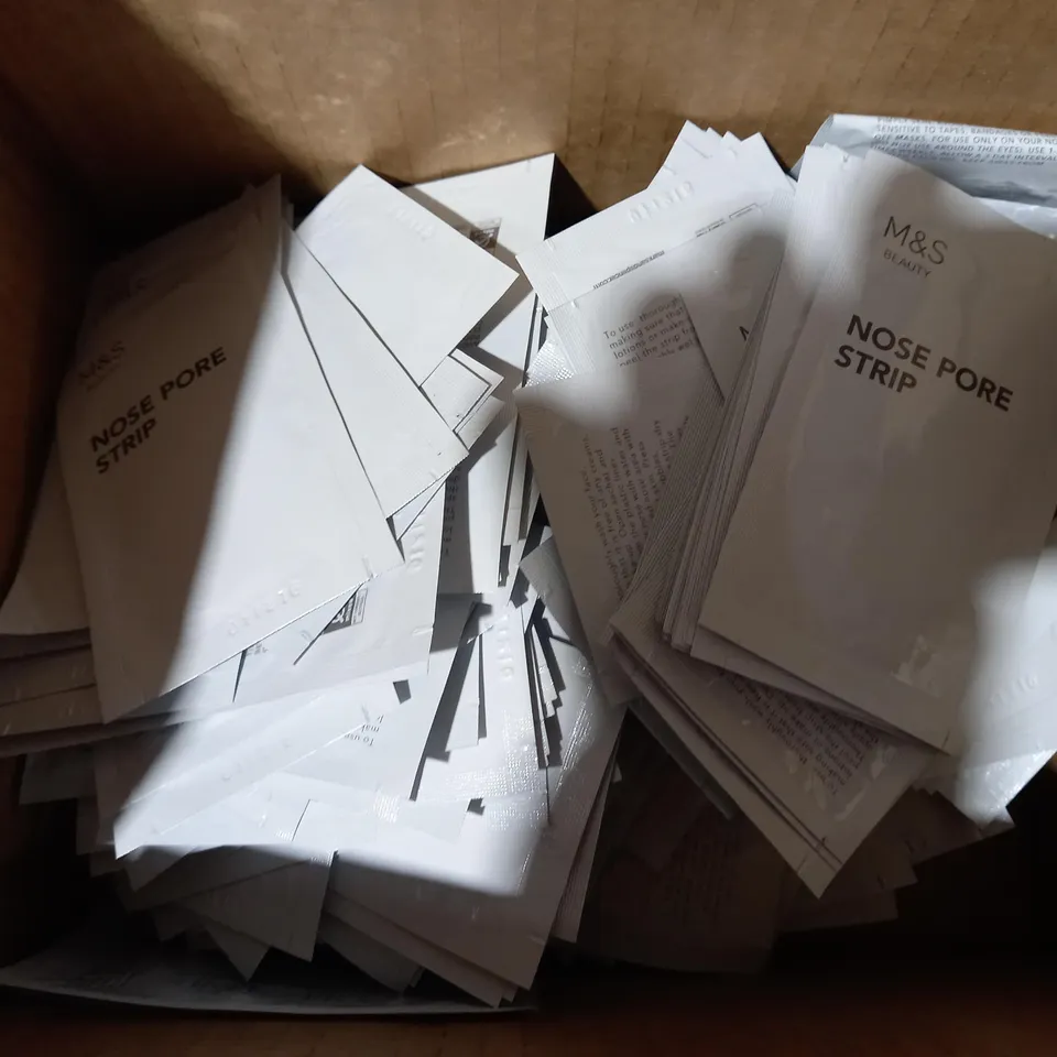BOX OF APPROX. 400 M&S NOSE PORE STRIPS 