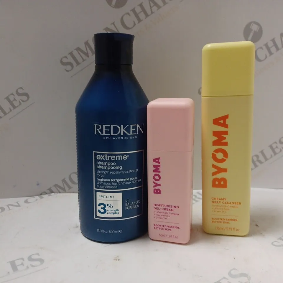 APPROXIMATELY 3 ASSORTED COSMETICS PRODUCTS TO INCLUDE REDKEN EXTREME SHAMPOO (500ml), BYOMA MOISTURIZING GEL-CREAM (50ml), BYOMA CREAMY JELLY CLEANSER (175ml), ETC