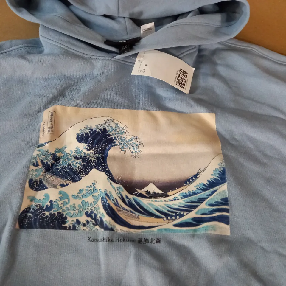 H&M RELAXED FIT ART THEMED LIGHT BLUE HOODIE - EUR S