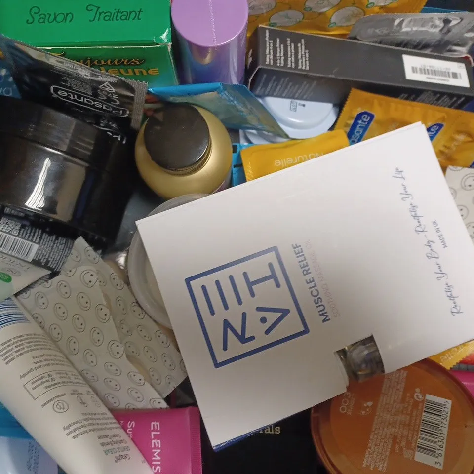 APPROXIMATELY 20 ASSORTED HEALTH AND BEAUTY ITEMS INCLUDING LOREAL CREAM, FALSE LASHES, TOO FACES MASCARA