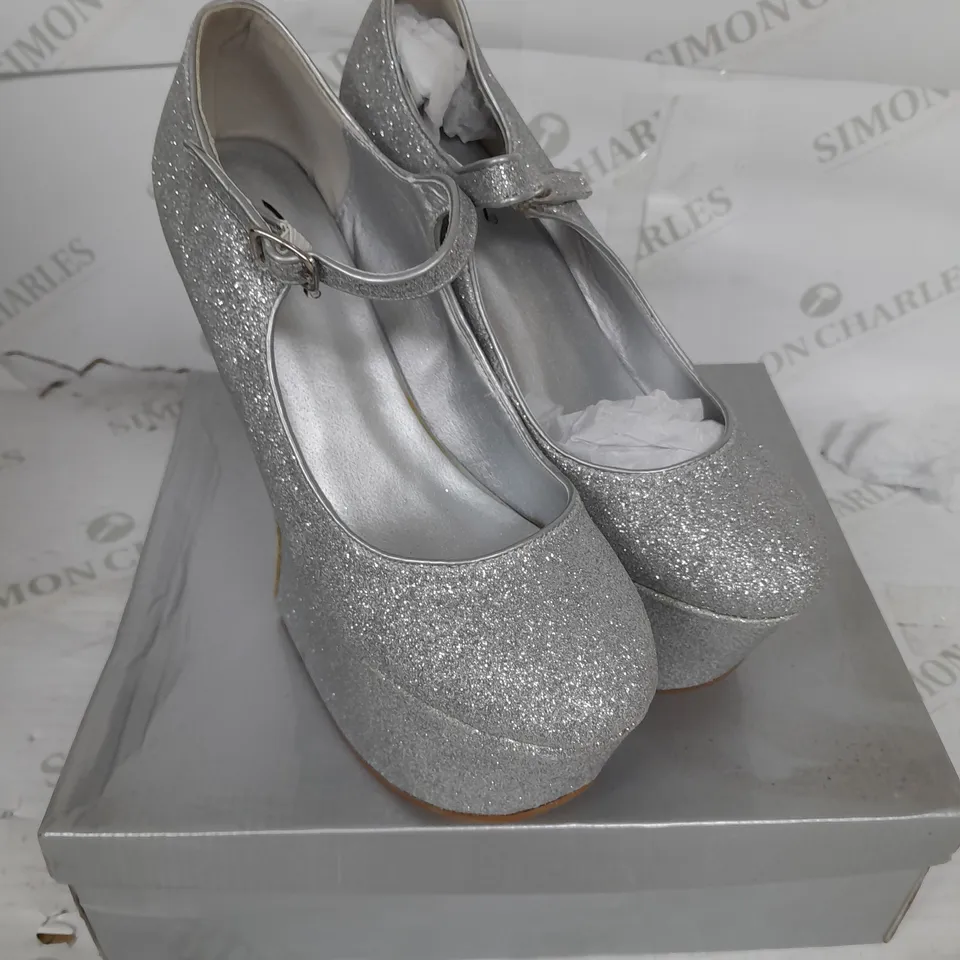 BOXED PAIR OF CASANDRA PLATFORM STRAP SHOE IN SILVER GLITTER SIZE 4