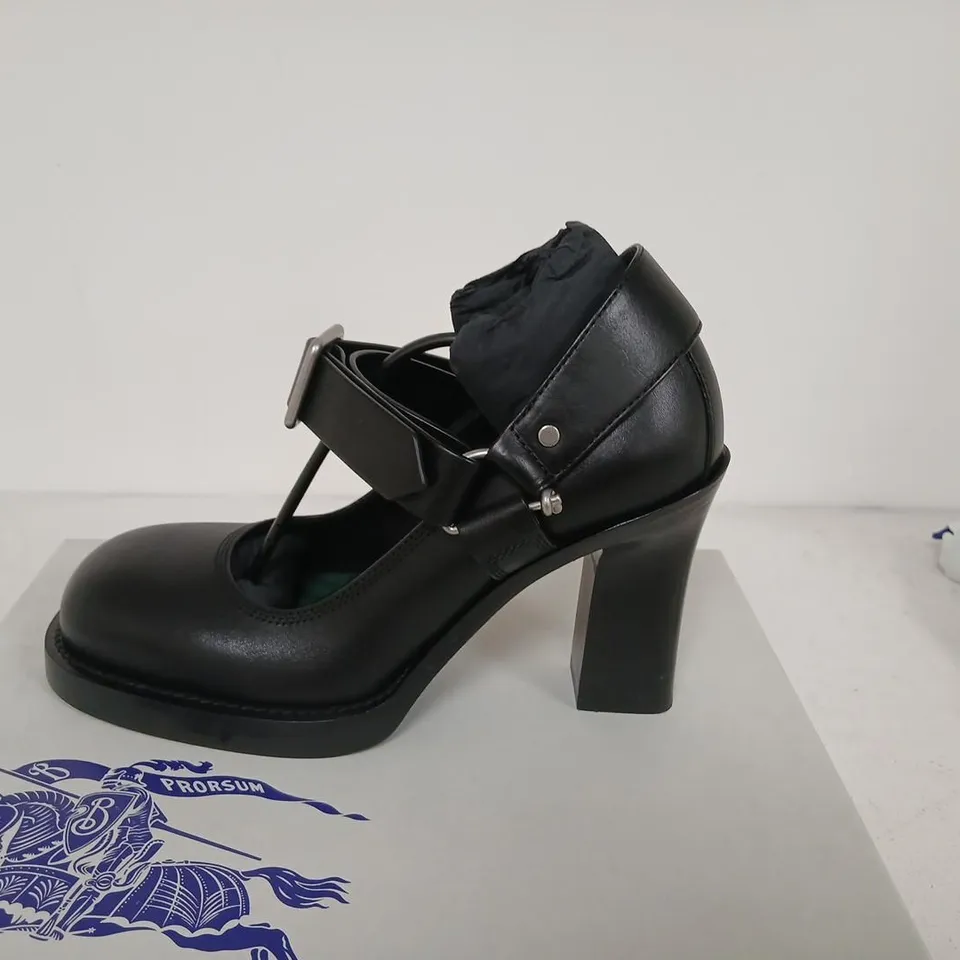 BURBERRY BLACK LEATHER HEELED SHOES WITH BUCKLED STRAP – UK 6 (EU 39)