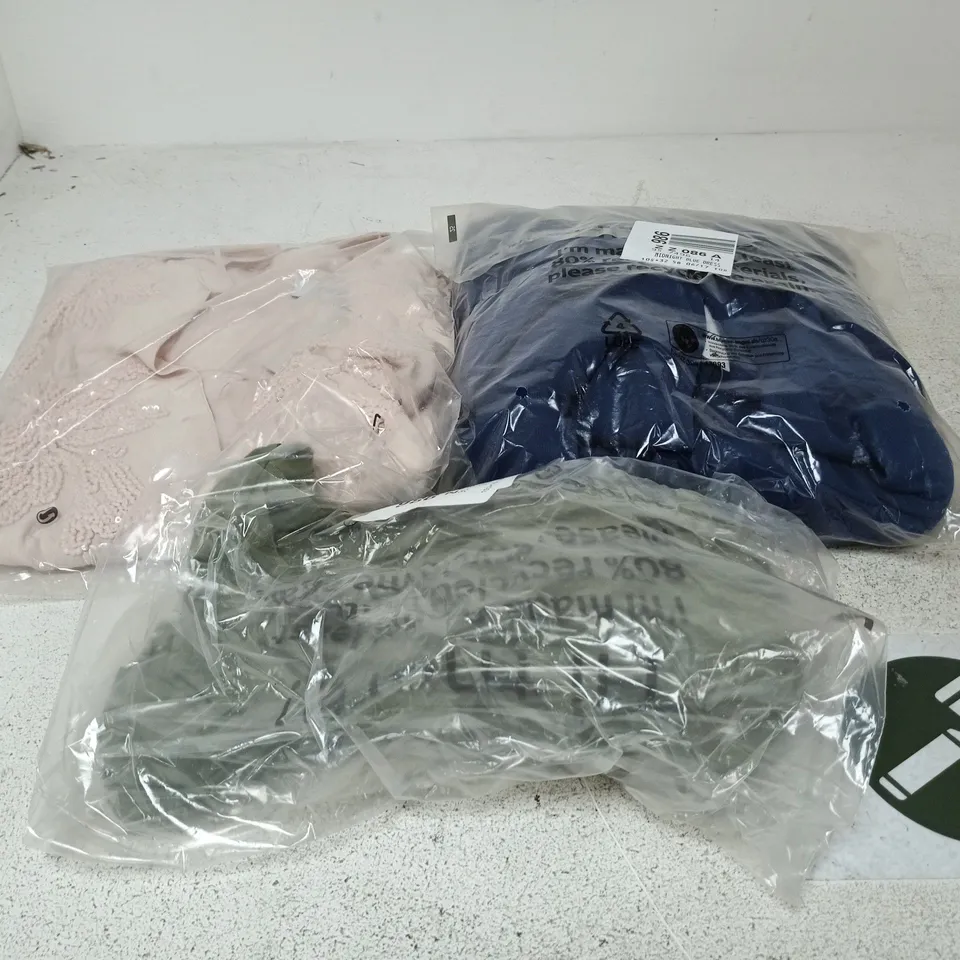 BOX OF APPROXIMATELY 18 ASSORTED CLOTHING ITEMS OF VARIOUS STYLES AND SIZES TO INCLUDE OLIVE T SHIRT, MIDNIGHT BLUE DRESS, BLUSH BLOUSE ETC