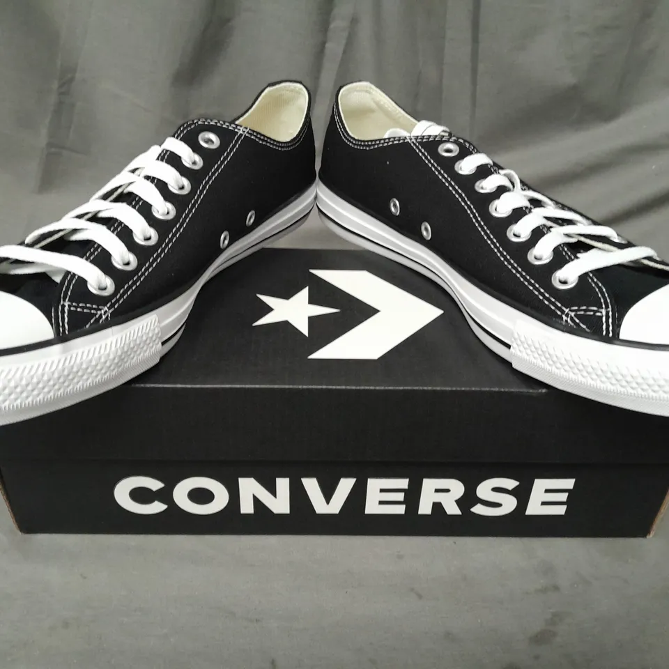 BOXED PAIR OF CONVERSE ALL STAR LOW SHOES IN BLACK/WHITE UK SIZE 9