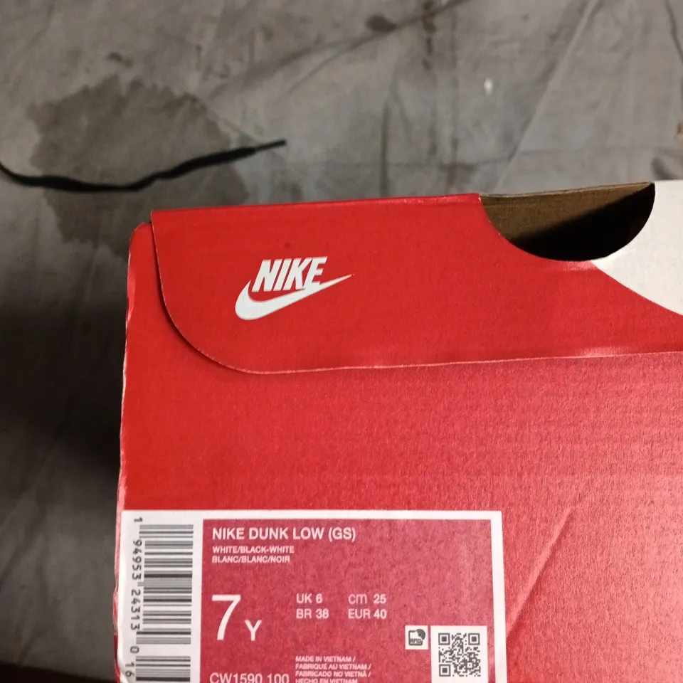 NIKE DUNK LOW GS  SNEAKERS – UK 6 (US 7Y) WHITE/BLACK