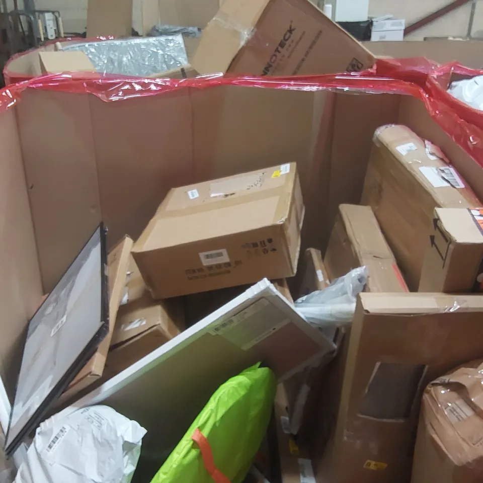 PALLET CONTAINING ASSORTED ITEMS TO INCLUDE: OFFICE CHAIRS, DESK, COLLAGE PICTURE FRAME, RUG ECT