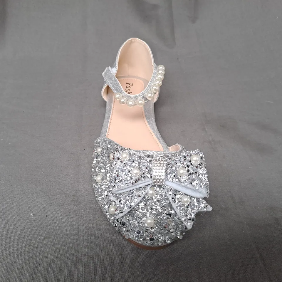 BOXED PAIR OF DESIGNER CLOSED TOE FLAT SHOES IN METALLIC SILVER W. SEQUIN & PEARL DETAIL EU SIZE 36