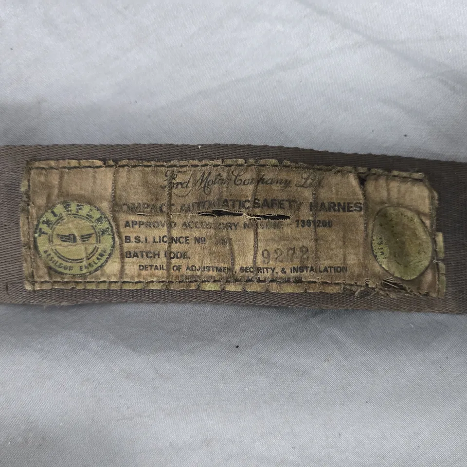 FORD MOTOR COMPANY VINTAGE COMPACT AUTOMATIC SAFETY HARNESS SET