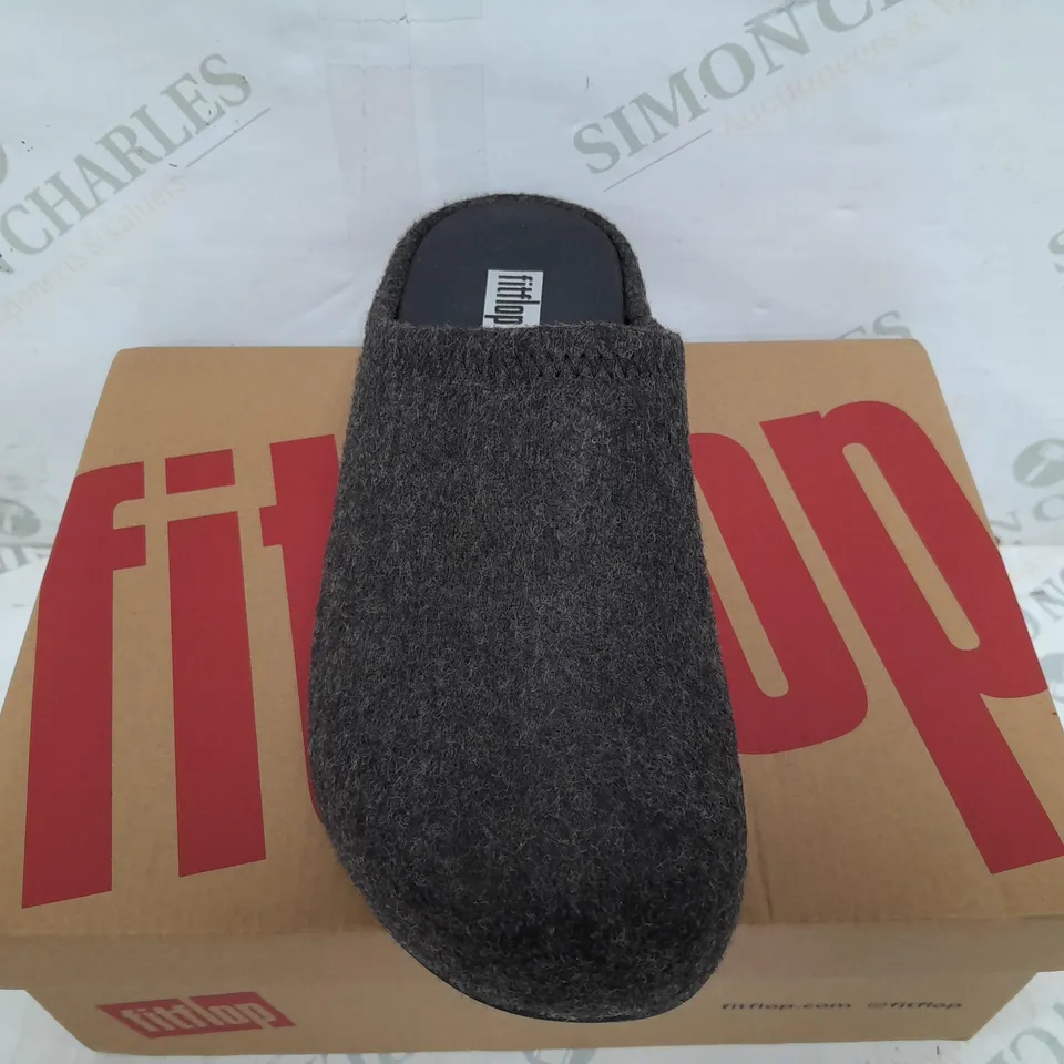BOXED PAIR OF FITFLOP CUSHY FELT CLOG SLIPPERS IN NLACK - UK 04