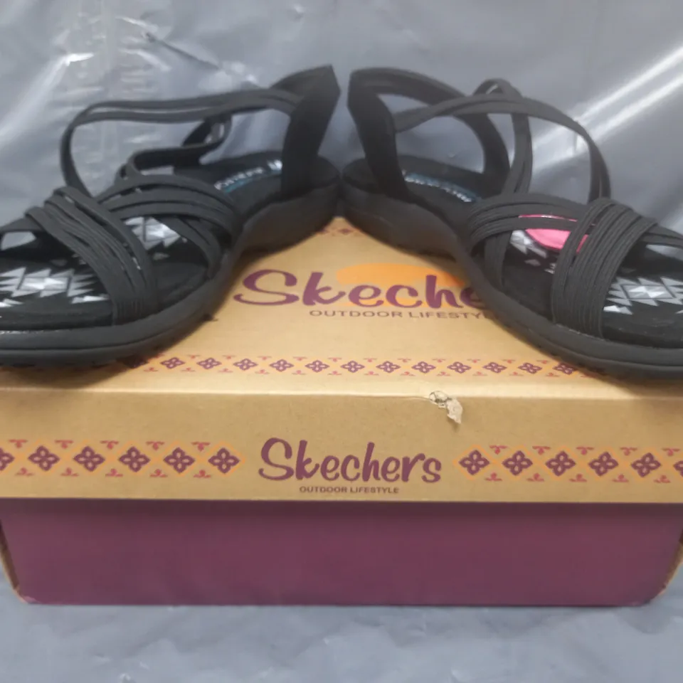 BOXED PAIR OF SKECHERS REGGAE SANDALS IN BLACK SIZER 7