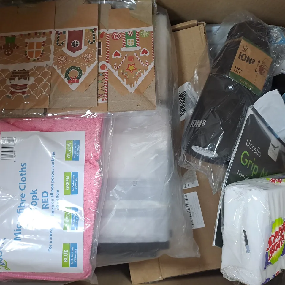 BOX OF APPROXIMATELY 10 ASSORTED HOUSEHOLD ITEMS TO INCLUDE WEDNESDAY METAL POSTER, EXTENSION LEAD IN WHITE, ETC - COLLECTION ONLY