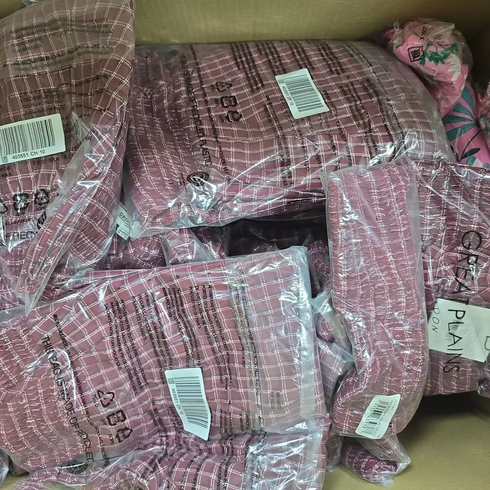 BOX OF APPROXIMATELY 20 ASSORTED CLOTHING AND FASHION ITEMS IN VARIOUS STYLES, SIZES, AND COLOURS - COLLECTION ONLY