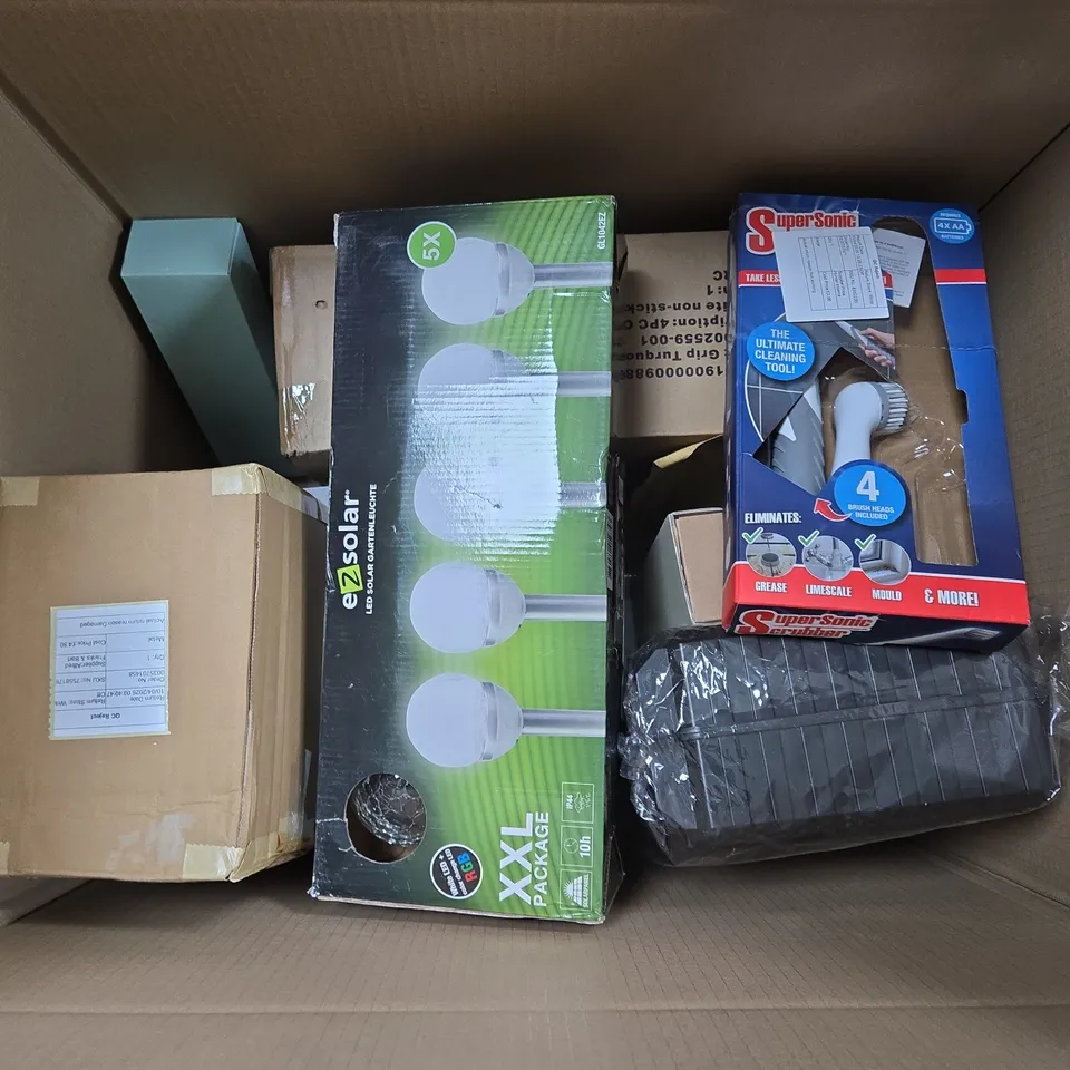 LARGE BOX OF APPROX 7 ASSORTED ITEMS TO INCLUDE GARDEN LIGHTS, SUPER SONIC SCRUBBER ETC...