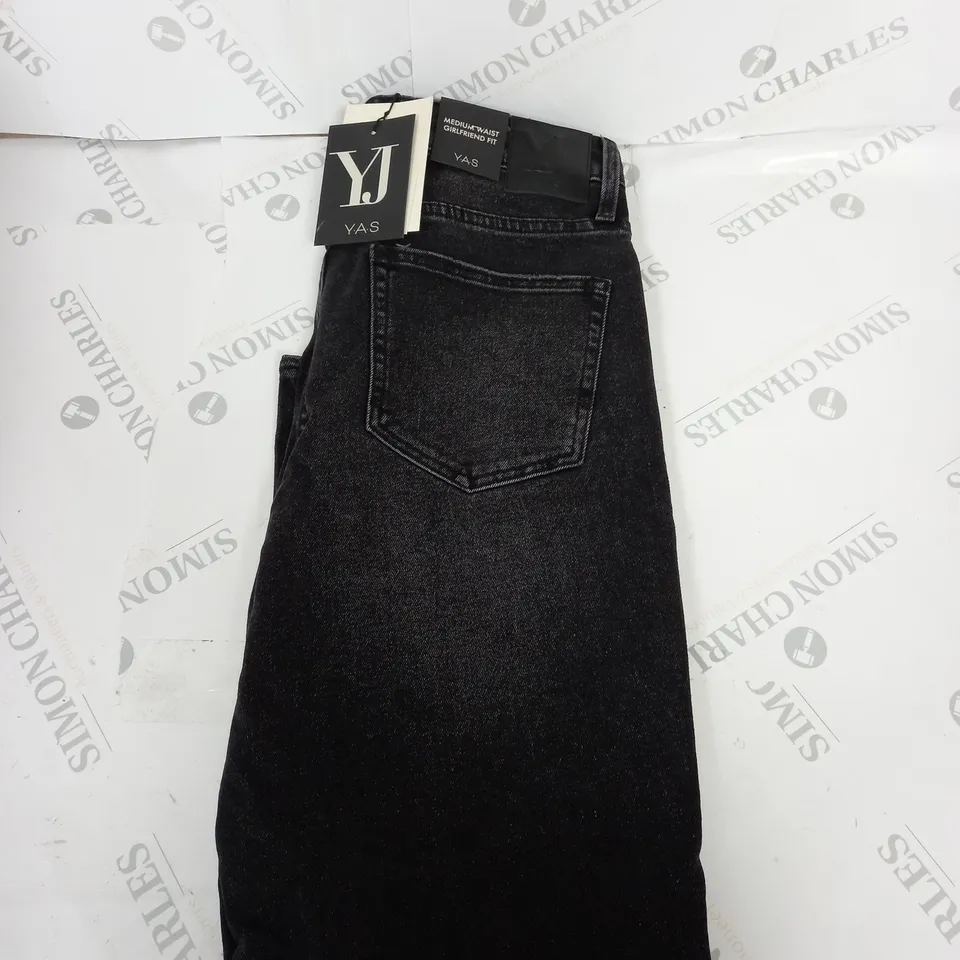 Y.A.S MEDIUM WAIST GIRLFRIEND FIT DENIM JEANS SIZE W32