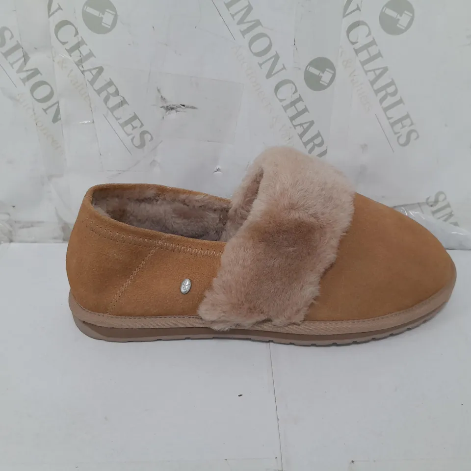PAIR OF EMU AUSTRALIA SLIPPERS IN CAMEL SIZE 7