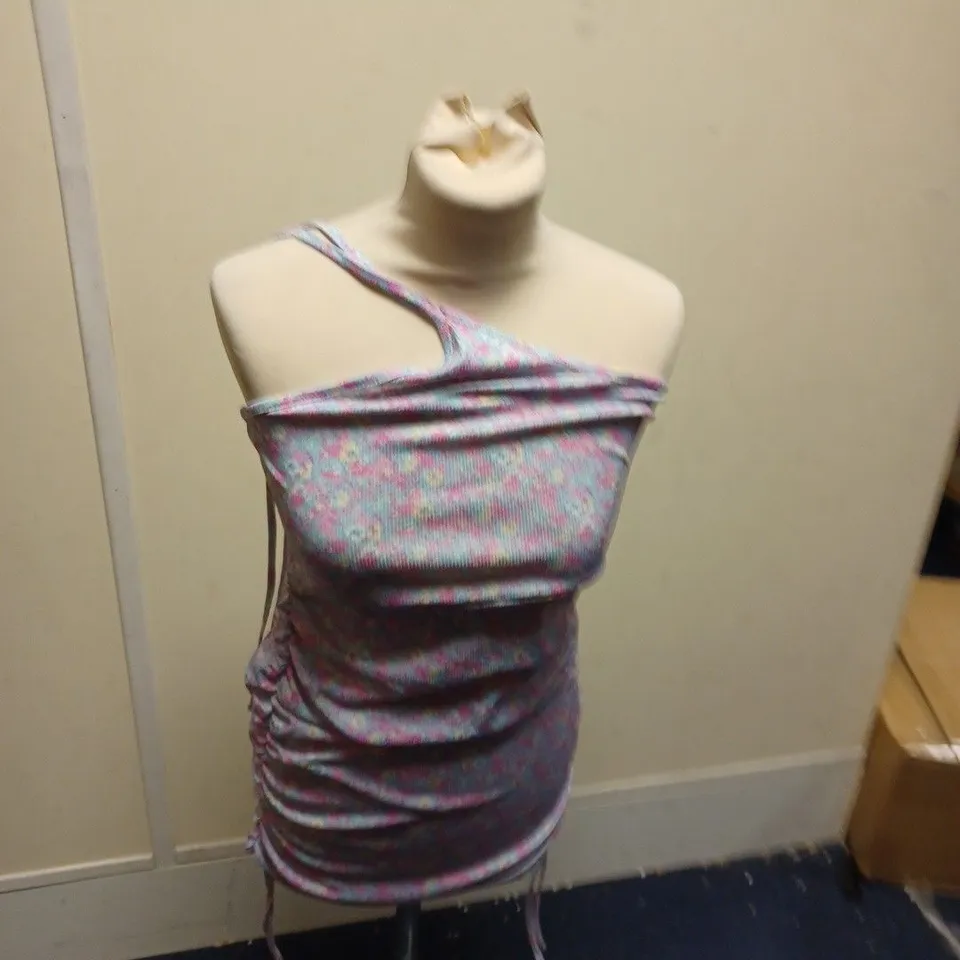 LOT OF APPROXIMATELY 10 PIECES OF CLOTHING TO INCLUDE NAANAA FLOWER DRESS UK 6, REEBOK MEDIUM GREY SHIRT, MISSGUIDED PETITE UK 10 DRESS ETC.