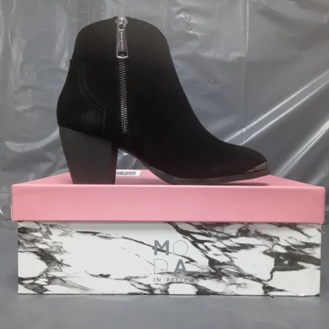 BOXED PAIR OF MODA IN PELLE DANIA SUEDE WESTERN BOOTS IN BLACK SIZE 5