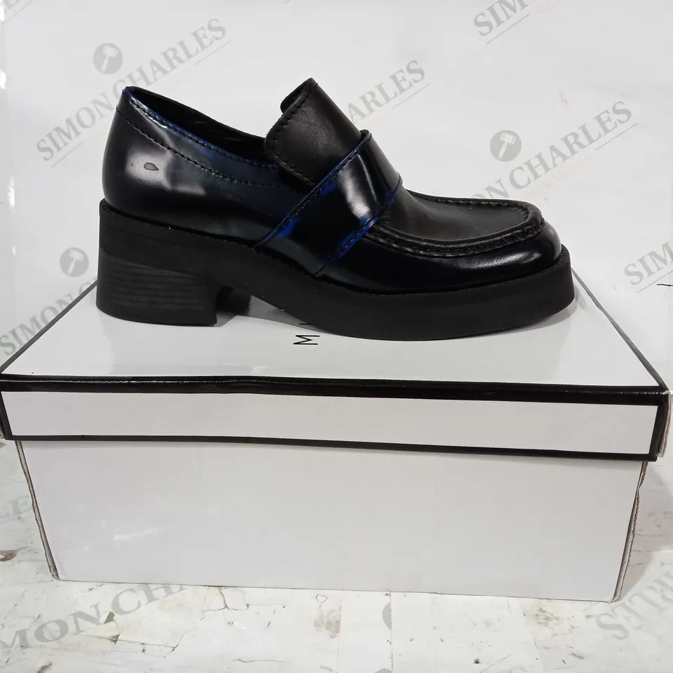 BOXED PAIR OF MIISTA LOW HEEL LOAFERS IN BLACK/BLUE EU SIZE 39