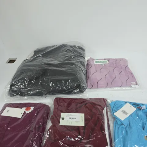 BOX OF APPROXIMATELY 15 ASSORTED CLOTHING ITEMS IN VARIOUS SIZES, COLOURS AND STYLES