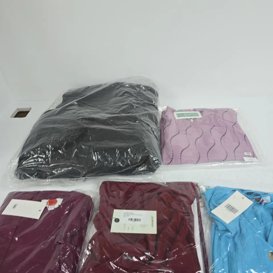 BOX OF APPROXIMATELY 15 ASSORTED CLOTHING ITEMS IN VARIOUS SIZES, COLOURS AND STYLES