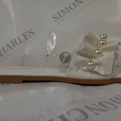 BOXED PAIR OF TENGBOXY OPEN TOE FLAT SLIDERS IN WHITE W. PEARL EFFECT EU SIZE 40