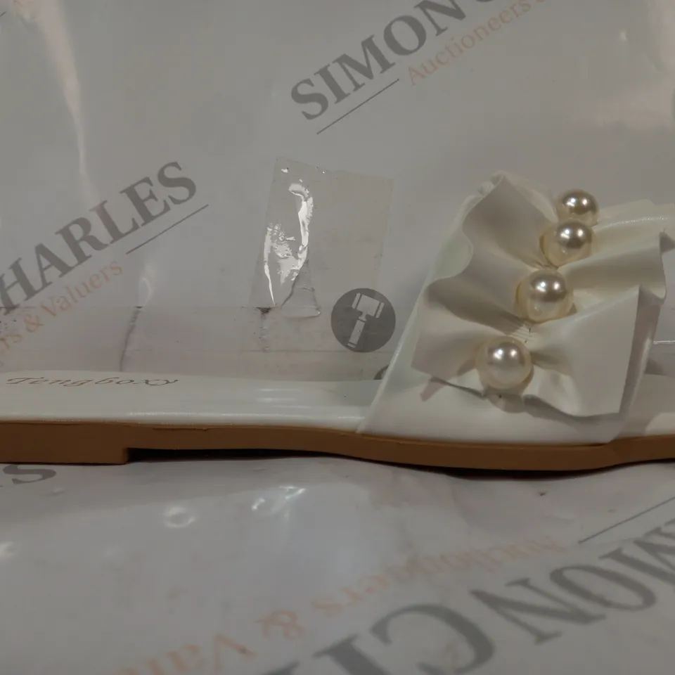 BOXED PAIR OF TENGBOXY OPEN TOE FLAT SLIDERS IN WHITE W. PEARL EFFECT EU SIZE 40