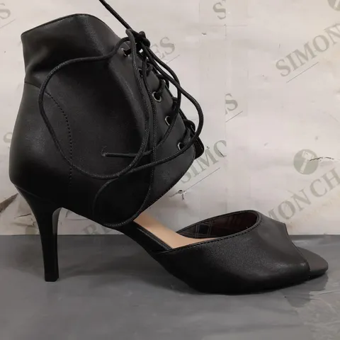 BOXED PAIR OF DESIGNER PEEP TOE MID-HEEL SHOES IN BLACK EU SIZE 43