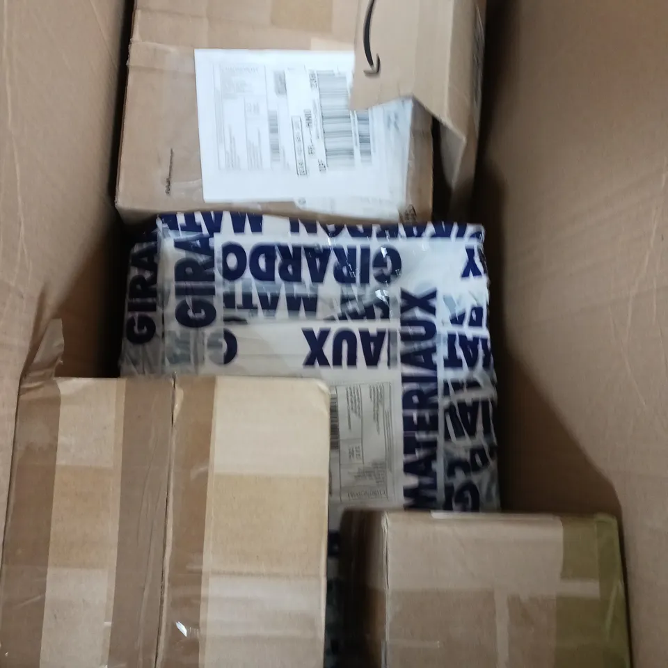 APPROXIMATELY 6 ASSORTED LIGHT FIXTURES AND SHADES IN VARIOUS STYLES 