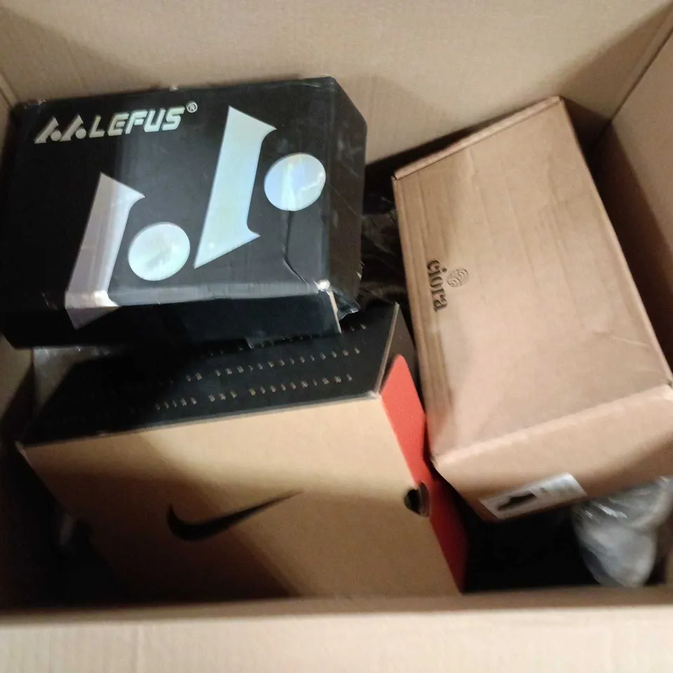 APPROXIMATELY 15 PAIRS OF ASSORTED SHOES TO INCLUDE - BOOTS - SLIPPERS - TRAINERS ETC