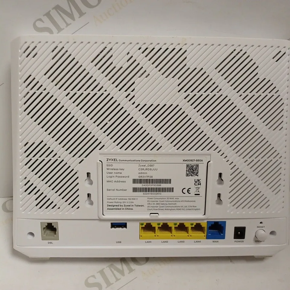 ZYXEL D587 BROADBAND ROUTER - WHITE