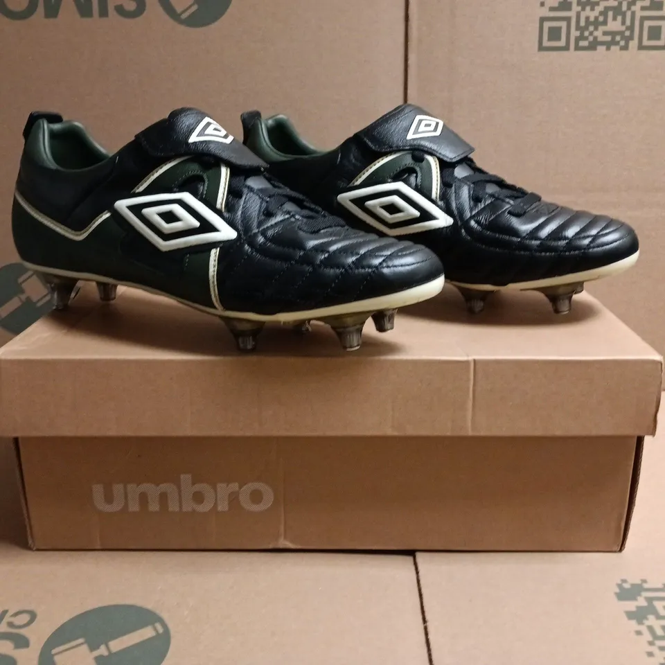 BOXED PAIR OF UMBRO FOOTBALL BOOTS IN BLACK/WHITE/BRITISH RACING GREEN/GOLD SIZE UK 8.5