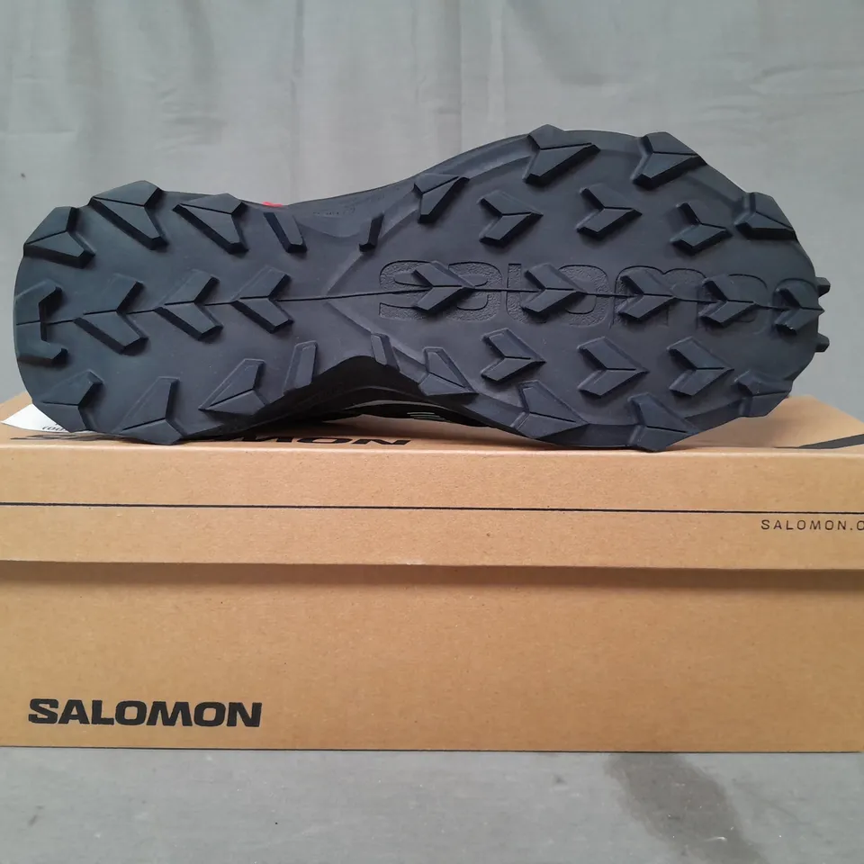 BOXED PAIR OF SALOMON SAGACROSS SHOES IN NAVY/PURPLE/SEA FOAM UK SIZE 6.5